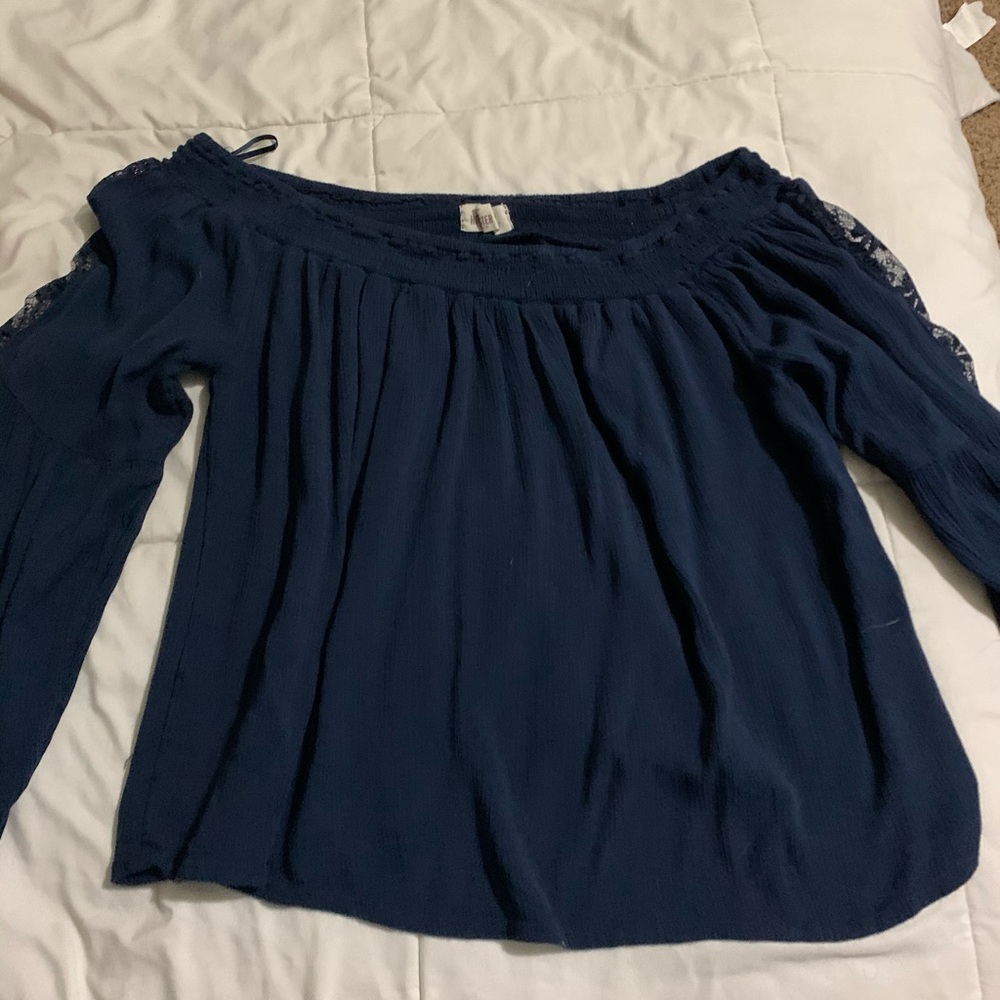 hollister shoulderless tee